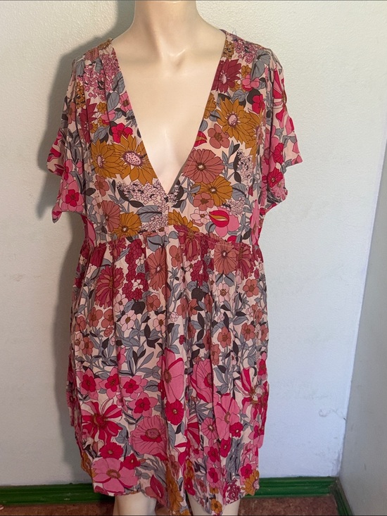 NATURAL LIFE Dresses & Skirts - NATURAL LIFE Floral V-Neck Midi Dress in Pink, Mustard, Gray